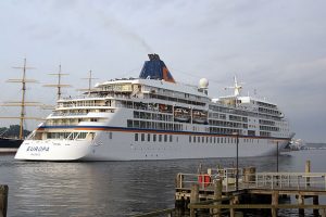 MS Europa vor der Passat bein einlaufen in Travemünde © travemedia