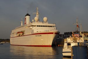 MS Deutschland am Kai in Travemünde in der Abendsonne © travemedia