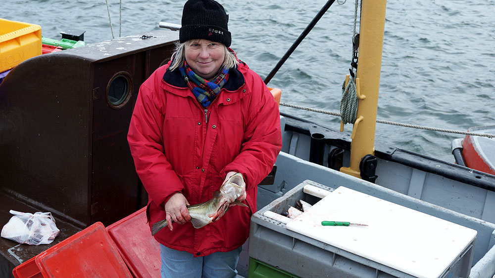 Fischerin auf einen Kutter im Hafen von Travemünde © TraveMedia