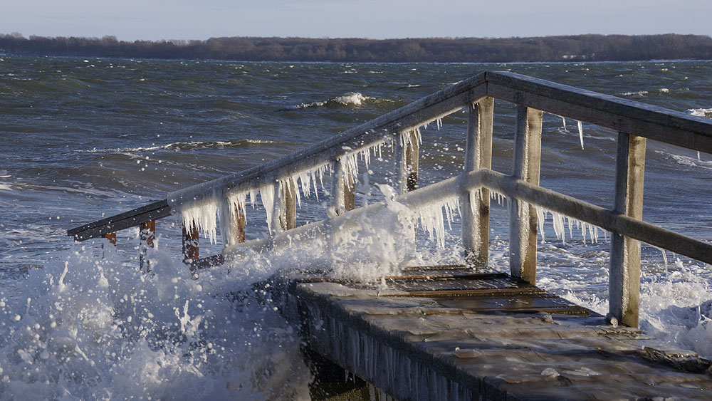 Steg vereist im Winter am Strand von Travemünde © TraveMedia