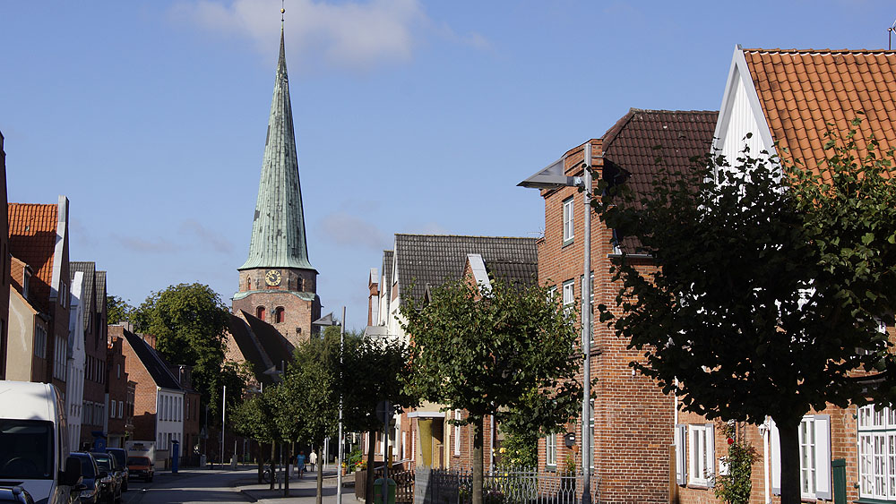 Kurgartenstraße und die St. Lorenz Kirche © TraveMedia