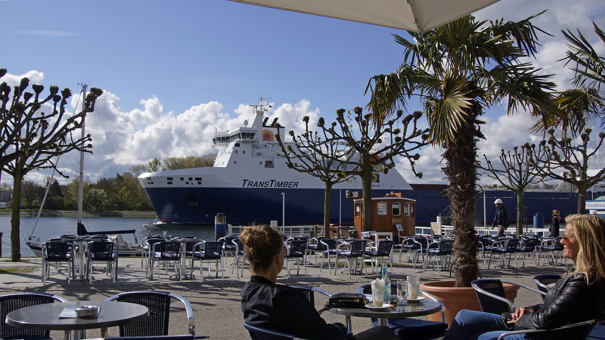 Schiff auf der Trave mit Blick von der Vorderreihe in Travemünde © TraveMedia