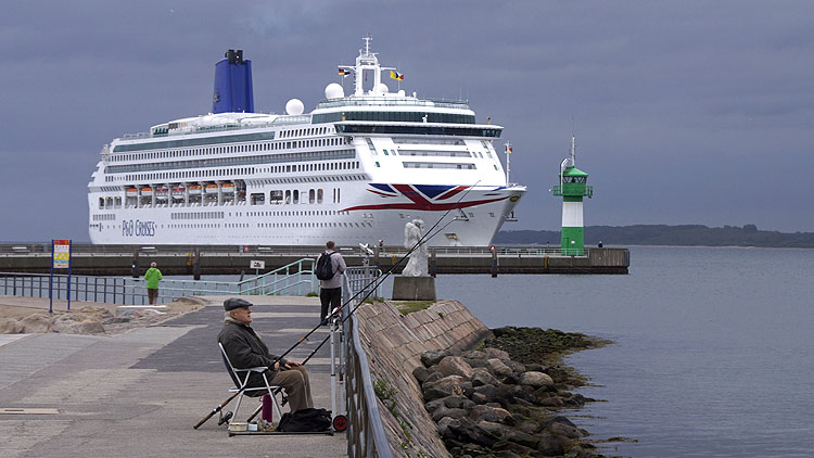 MS Aurora am Leuchtfeuer in Travemünde © TraveMedia