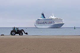 Die Artania beim Einlaufen in Travemünde © TraveMedia