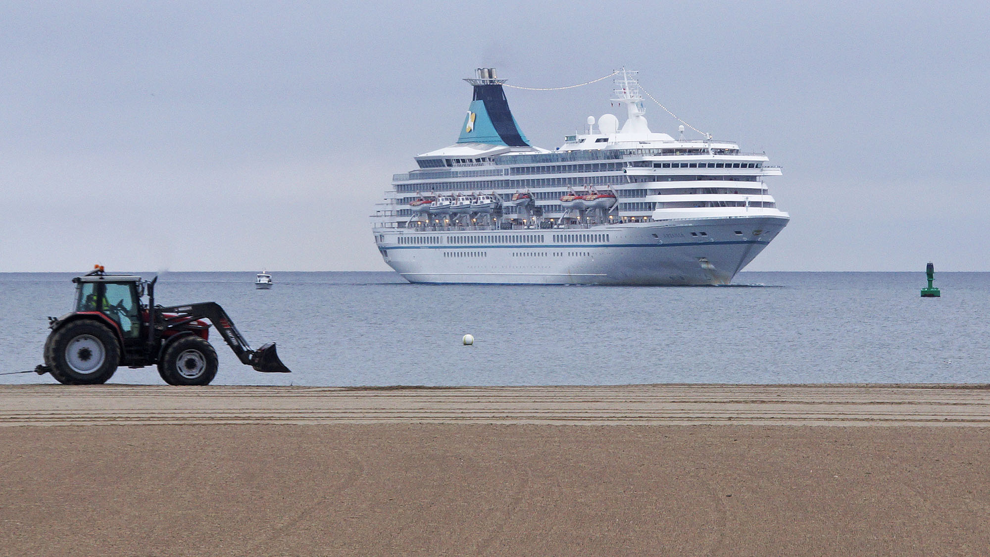 Die Artania beim Einlaufen in Travemünde © TraveMedia