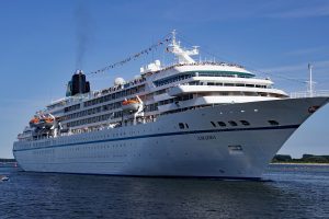 MS Amadea "Das Traumschiff" aus der ZDF-Serie, beim Einlaufen in Travemünde © TraveMedia