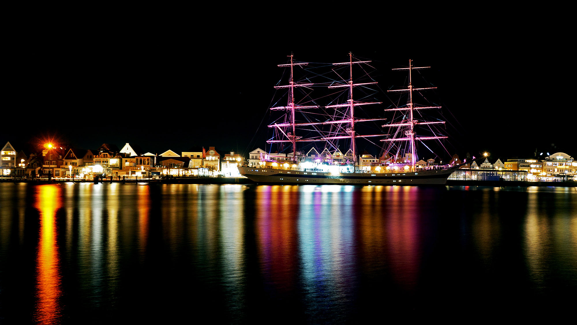 Das Segelschulschiff MIR am Kai in Travemünde bei Nacht