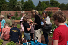 Schlosskinder unterwegs im Küchengarten © Schloss Eutin