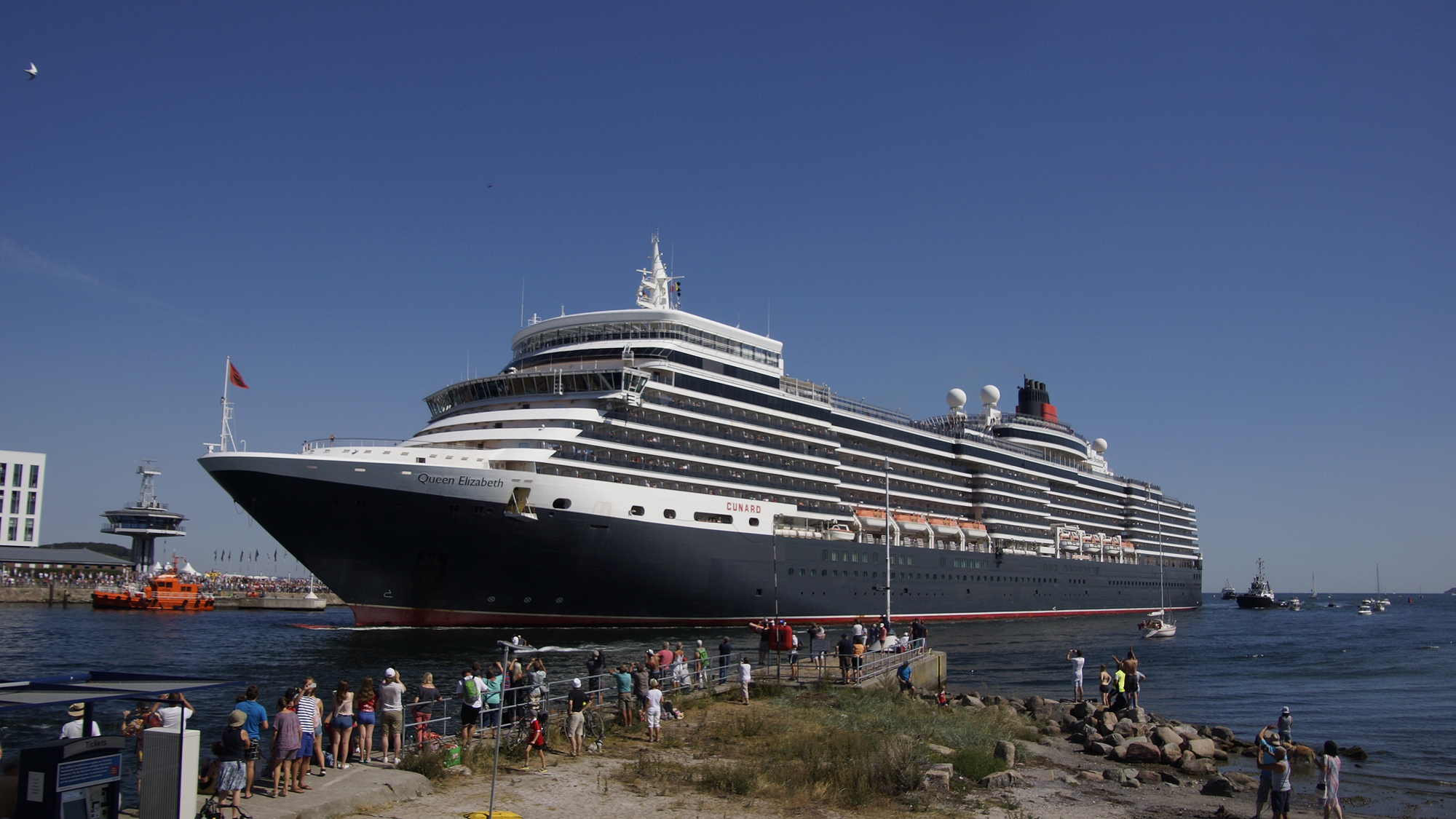 Queen Elizabeth beim Einlaufen in Travemünde 2018