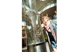 Ausstellung „WASSER - im Fluss der Phänomene“ - Wirbelzylinder - im Haerder-Center Lübeck © EuroScience