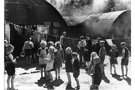 Flüchtlinge im Lager Pöppendorf 1947 © vintage germany, Foto Theodor Scheerer