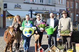 „Frühling in Eutin" - von links: Jackie Meyer - Reitstall Fissau, Kerstin Stein-Schmidt - Stadtmanagerin, Claudia Falk - Veranstalterin Nordlicht Agentur, Martin Klehs - Interims Geschäftsführer Tourist GmbH, Günter Winkelmann - Ideengeber der privaten Pflanzenbörse