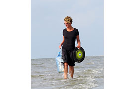 Jennifer Timmrott, geschäftsführende Vorsitzende des Vereins Küste gegen Plastik, beim Sammeln von Plastik am Strand. © Jennifer Timmrott