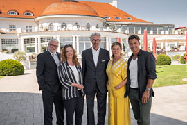 Meine Mutter spielt verrückt - v. l. Filip Peeters, Diana Amft, Hoteldirektor Kay Plessen, Margarita Broich und Stephan Luca © ARD Degeto - Georges Pauly