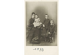 Julia Mann mit ihren Kindern Julia, Heinrich und Thomas © ETH-Bibliothek Zürich, Thomas-Mann-Archiv, Fotograf unbekannt