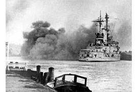 Die SMS Schleswig-Holstein beim Angriff auf die Danziger Westerplatte; © wiki commons