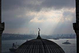 Aus der Serie „Balkon“ Moschee © Orhan Pamuk, Steidl Verlag