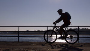 Radfahrer auf der Mole in Travemünde © TraveMedia