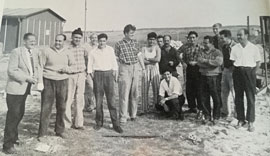 spanische Gastarbeiter mit Dolmetscher © Werkszeitschrift „Unser Schaffen“ 1961 Heft 10