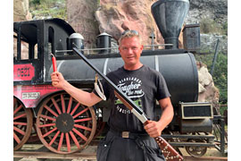Lars Saggau mit Winnetous Silberbüchse und Westernlokomotive © Karl-May-Spiele/Michael Stamp 