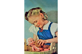 alte Ansichtskarte: Mädchen spielend mit Puppe um 1941 © Weihnachtshaus Husum