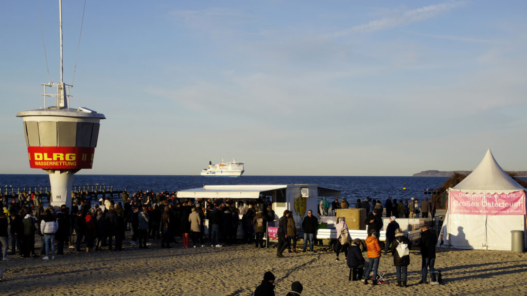 Osterfeuer am Strand von Travemünde 2022 © TraveMedia