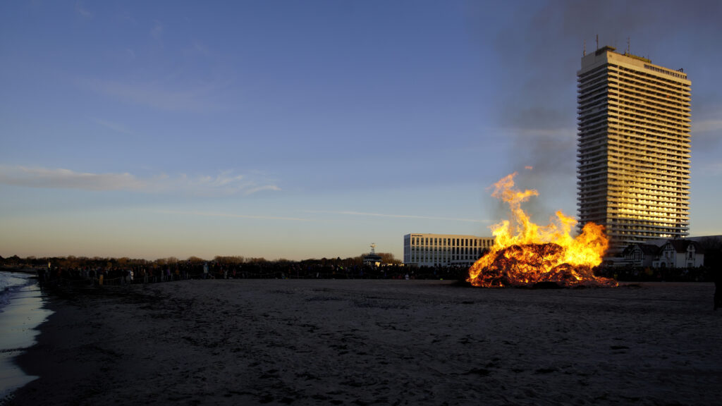 Osterfeuer am Strand von Travemünde 2022 © TraveMedia