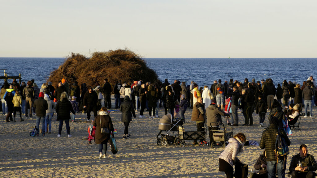 Osterfeuer am Strand von Travemünde 2022 © TraveMedia