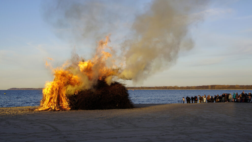 Osterfeuer am Strand von Travemünde 2022 © TraveMedia