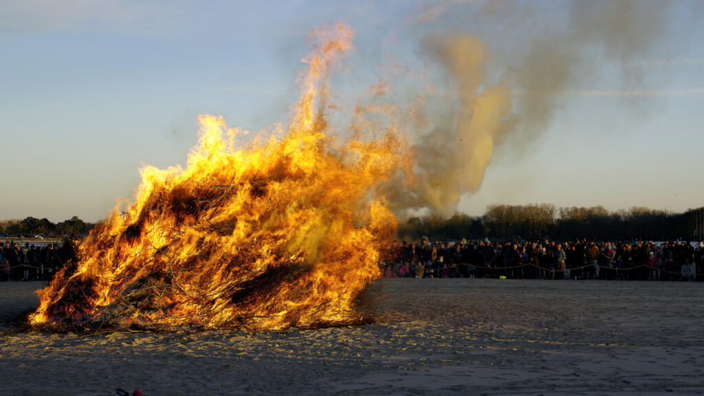 Osterfeuer am Strand von Travemünde 2022 © TraveMedia