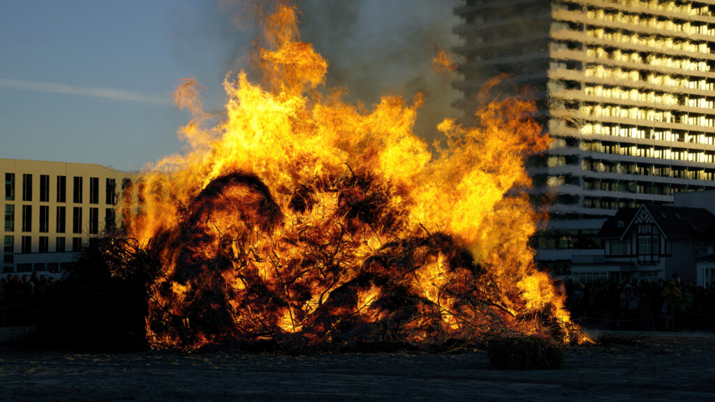 Osterfeuer am Strand von Travemünde 2022 © TraveMedia