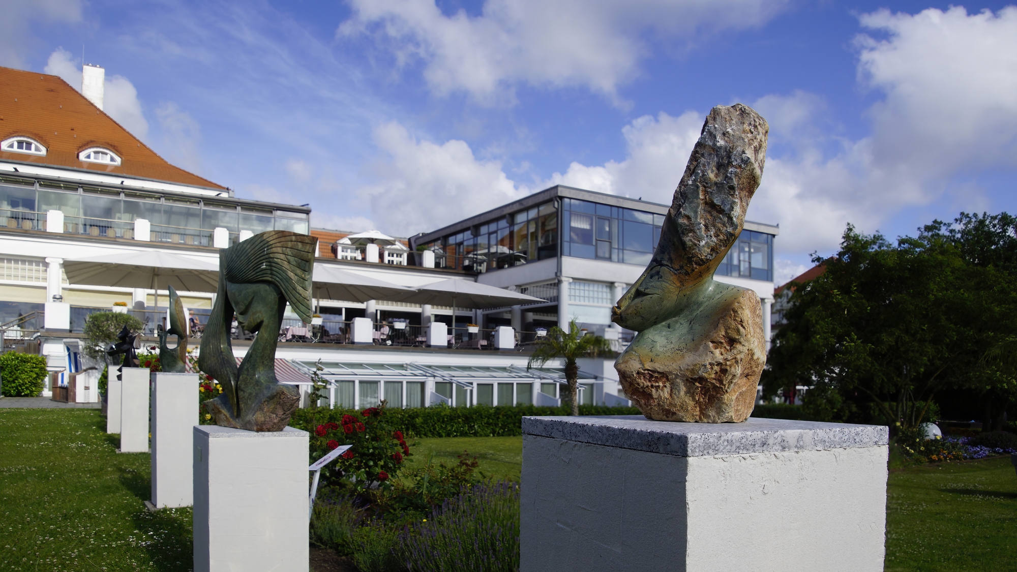 Skulpturen im Atlantic Grand Hotel Travemünde 2022 © TraveMedia