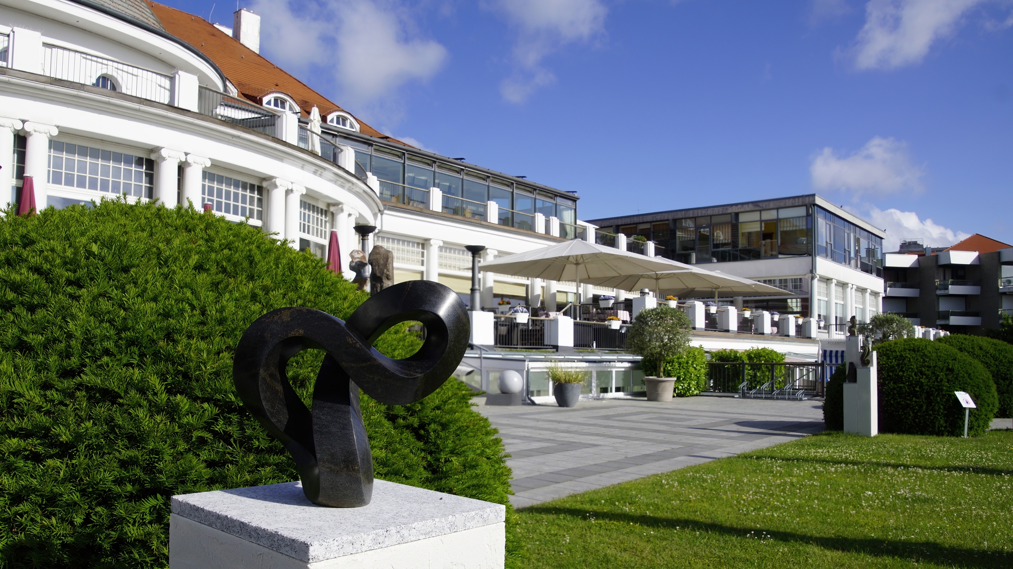 Skulpturen im Atlantic Grand Hotel Travemünde 2022 © TraveMedia