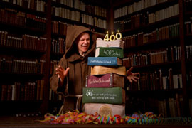 Ein Mönch mit einer mehrstöckigen Torte zum 400jährigem Jubiläum der Stadtbibliothek Lübeck © Hansestadt Lübeck