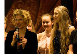 Eva Monar mit jungen Künstlerinnen