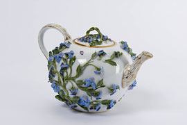 Teekanne mit plastischen Vergissmeinnicht Meißen um 1750 © St. Annen-Museum Lübeck Foto Michael Haydn