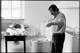 Günter Grass mit Suppenkelle © Renate von Mangoldt