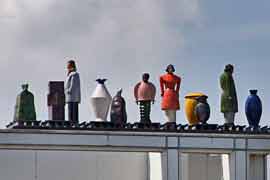 Thomas Schütte „Die Fremden“ auf dem Dach der Musik- und Kongresshalle Lübeck (MuK)