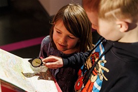 EHM „Von hier nach dort“ 2024 Mit Kompass und Karte © Lena Morgenstern, Europäisches Hansemuseum