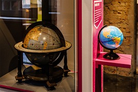 Globen in der Sonderausstellung „Von hier nach dort“ © Lena Morgenstern