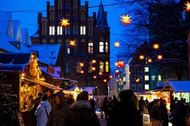 Lübeck – Historischer Weihnachtsmarkt vor der Marienkirche © LTM