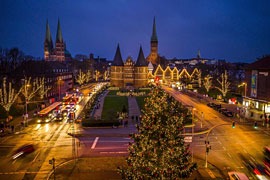 Lübeck – Weihnachtsstadt des Nordens mit Holstentor uns Altstadtkulisse © LTM