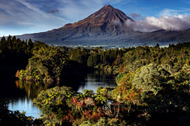 Neuseeland - Lake Mangamahoe und Mount Taranaki © Roland Marske