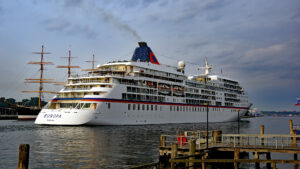 MS Europa in Teavemünde © Travemedia