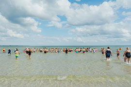 Anbaden Scharbeutz 2024 © www.luebecker-bucht-ostsee.de