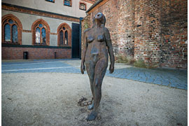 Europäisches Hansemuseum – Innenhof Burgkloster Statue Kiki Smith © Olaf Malzahn